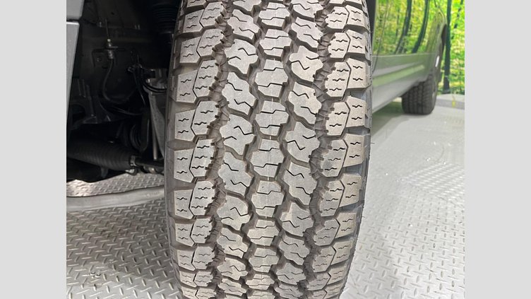 2024 認定中古車 Land Rover Defender 130 サントリーニブラック D300 AWD（AT） SE