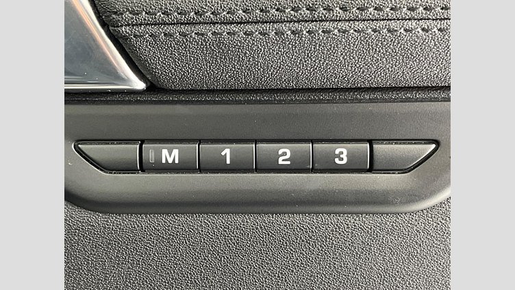 2021 認定中古車 Land Rover Discovery Sport ユーロンホワイト P200 AWD（オートマチック） 標準ホイールベース SE