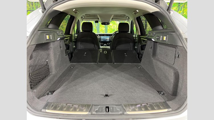 2021 認定中古車 Jaguar F-Pace ユーロンホワイト D200 AWD（オートマチック）MHEV スタンダード