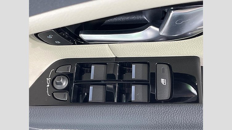 2016 認定中古車 Land Rover Range Rover Evoque Yulong White 2.0 litre Si4 Petrol SEプラス