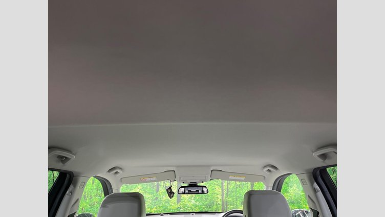 2018 認定中古車 Land Rover Discovery Sport Fuji White 2.0 litre i4D Diesel ゴーアウトエディション