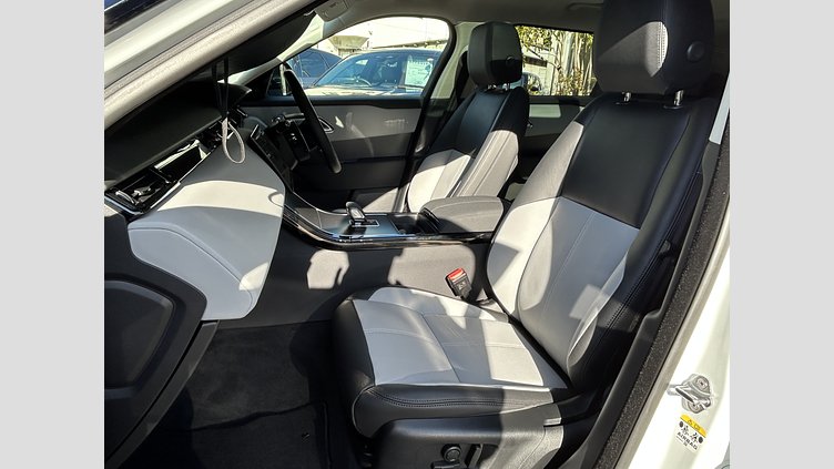 2024 認定中古車 Land Rover Range Rover Velar フジホワイト D200マイルドハイブリッド（ディーゼル） スタンダードホイールベース Dynamic SE