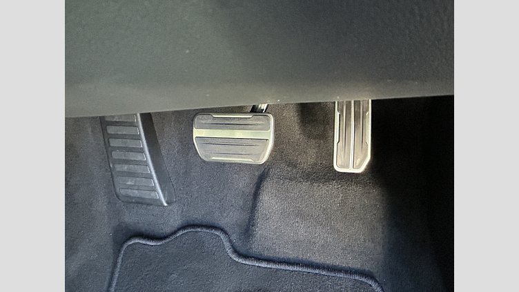 2024 認定中古車 Land Rover Range Rover Velar フジホワイト D200マイルドハイブリッド（ディーゼル） スタンダードホイールベース Dynamic SE