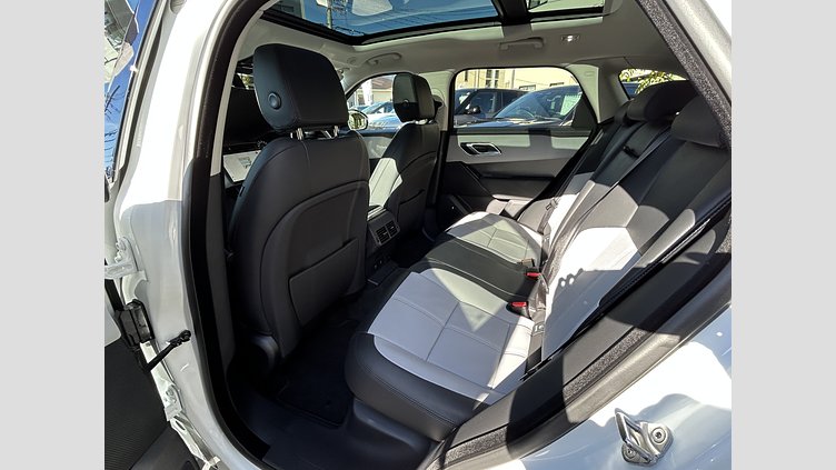 2024 認定中古車 Land Rover Range Rover Velar フジホワイト D200マイルドハイブリッド（ディーゼル） スタンダードホイールベース Dynamic SE