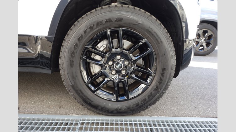 2024 認定中古車 Land Rover Defender 90 フジホワイト D350 ディーゼルマイルドハイブリッド X-Dynamic HSE