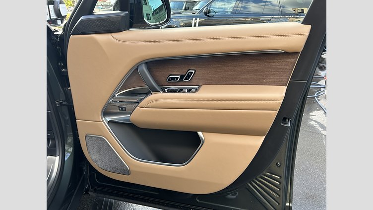 2024 認定中古車 Land Rover Range Rover ベルグレイヴィアグリーン D300 AWD MHEV（AT） スタンダードホイールベース Autobiography