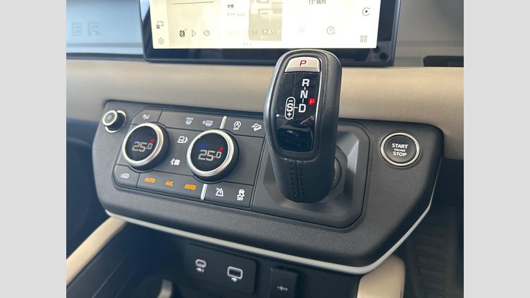 2023 認定中古車 Land Rover Defender 110 フジホワイト D300 AWD（AT） S