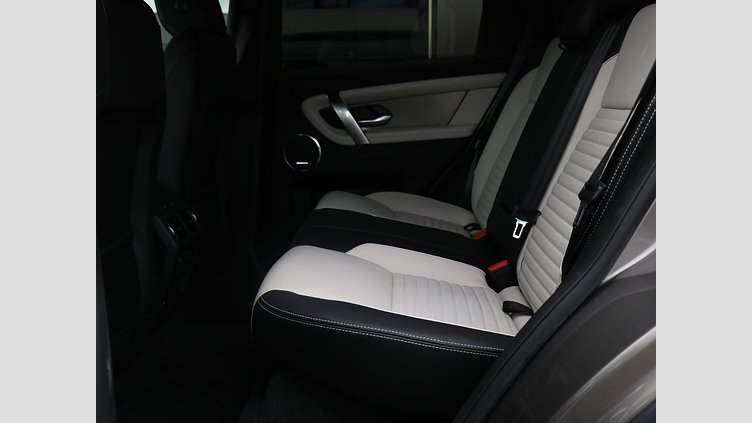 2024 認定中古車 Land Rover Discovery Sport シリコンシルバー D200マイルドハイブリッド（ディーゼル） 標準ホイール DYNAMIC SE