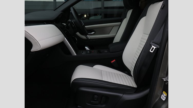 2024 認定中古車 Land Rover Discovery Sport シリコンシルバー D200マイルドハイブリッド（ディーゼル） 標準ホイール DYNAMIC SE