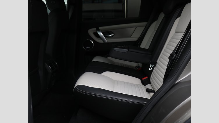 2024 認定中古車 Land Rover Discovery Sport シリコンシルバー D200マイルドハイブリッド（ディーゼル） 標準ホイール DYNAMIC SE