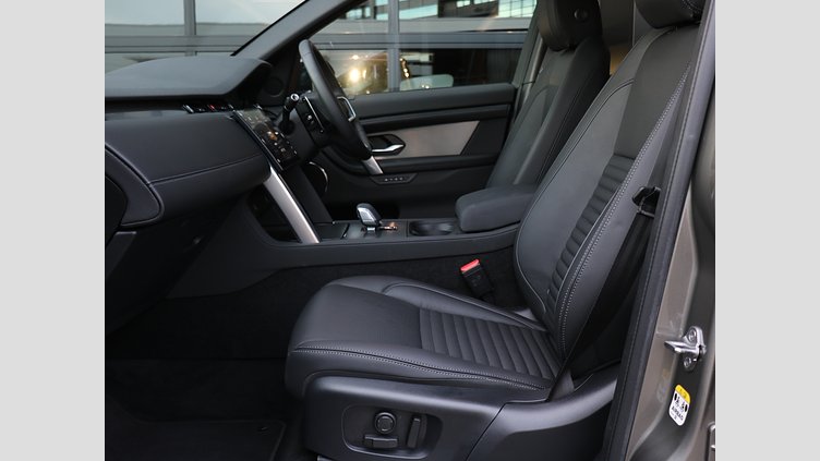 2024 認定中古車 Land Rover Discovery Sport シリコンシルバー D200マイルドハイブリッド（ディーゼル） 標準ホイール Dynamic SE