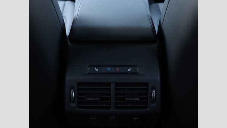 2024 認定中古車 Land Rover Discovery Sport シリコンシルバー D200マイルドハイブリッド（ディーゼル） 標準ホイール Dynamic SE