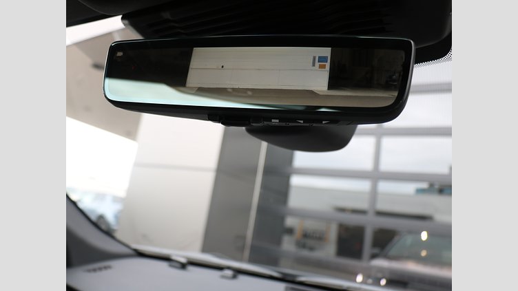 2025 認定中古車 Land Rover Discovery Sport フィレンツェレッド INGENIUM 1.5リッター3気筒 309PS ターボチャージドガソリン PHEV（AT）AWD 標準ホイール Dynamic HSE