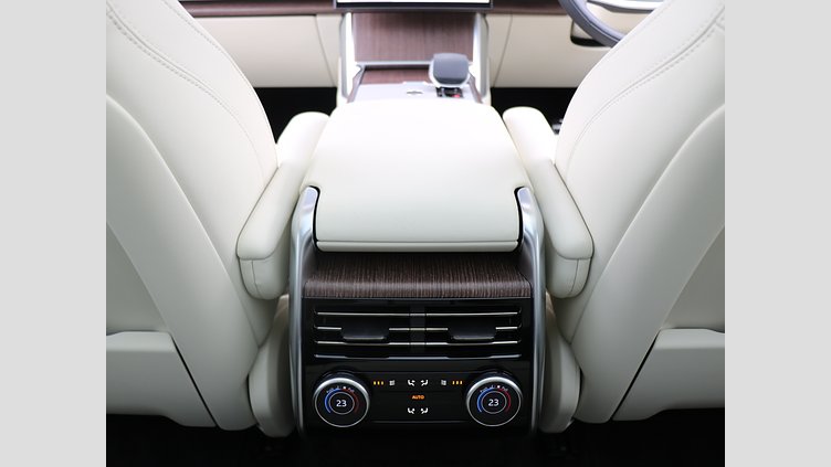 2024 認定中古車 Land Rover Range Rover バトゥミゴールド P550 AWD PHEV（AT） スタンダードホイールベース SE