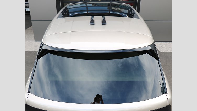 2024 認定中古車 Land Rover Range Rover バトゥミゴールド P550 AWD PHEV（AT） スタンダードホイールベース SE