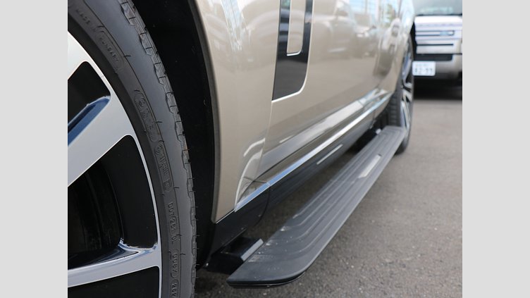 2024 認定中古車 Land Rover Range Rover バトゥミゴールド P550 AWD PHEV（AT） スタンダードホイールベース SE