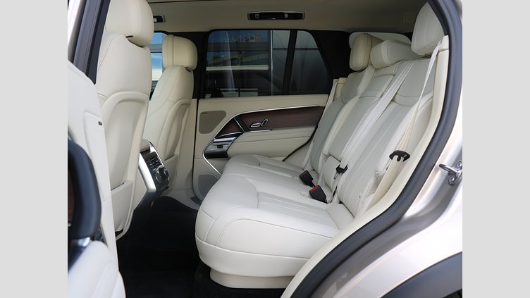 2024 認定中古車 Land Rover Range Rover バトゥミゴールド P550 AWD PHEV（AT） スタンダードホイールベース SE