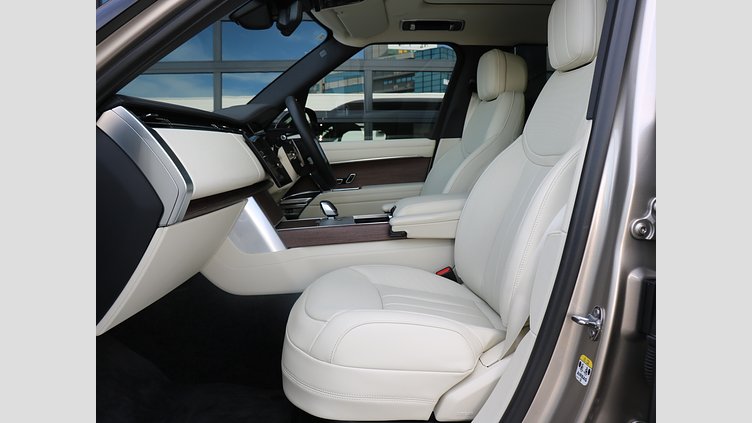 2024 認定中古車 Land Rover Range Rover バトゥミゴールド P550 AWD PHEV（AT） スタンダードホイールベース SE