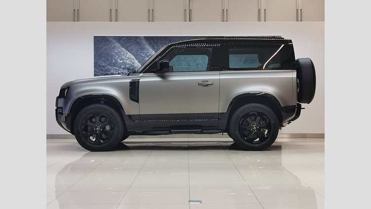 2025 認定中古車 Land Rover Defender 90 シリコンシルバー D350 ディーゼルマイルドハイブリッド X-Dynamic HSE