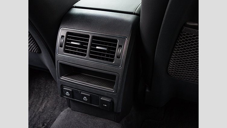 2021 認定中古車 Jaguar F-Pace ユーロンホワイト D200 AWD（オートマチック）MHEV R-DYNAMIC SE　D200