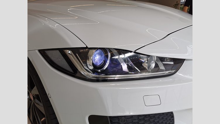 2018 認定中古車 Jaguar XE Fuji White 3.0L　スーパーチャージド S