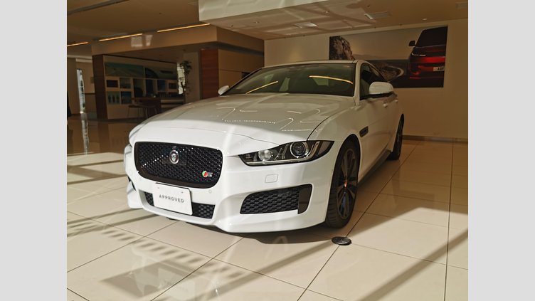 2018 認定中古車 Jaguar XE Fuji White 3.0L　スーパーチャージド S