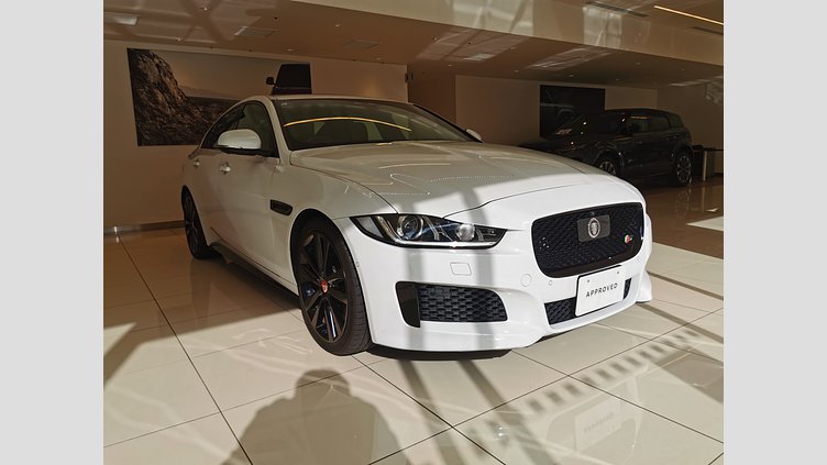 2018 認定中古車 Jaguar XE Fuji White 3.0L　スーパーチャージド S