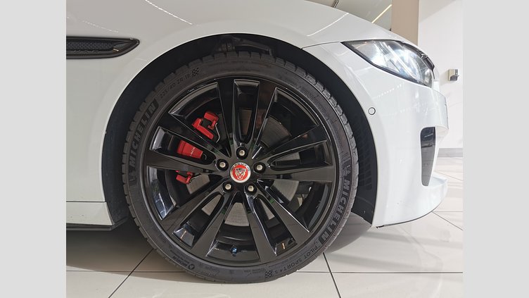 2018 認定中古車 Jaguar XE Fuji White 3.0L　スーパーチャージド S