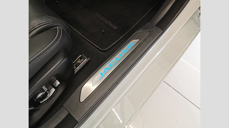 2018 認定中古車 Jaguar XE Fuji White 3.0L　スーパーチャージド S