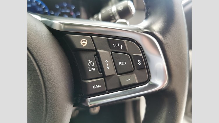 2018 認定中古車 Jaguar XE Fuji White 3.0L　スーパーチャージド S