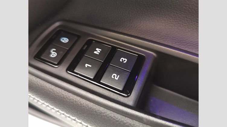 2018 認定中古車 Jaguar XE Fuji White 3.0L　スーパーチャージド S