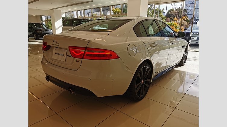 2018 認定中古車 Jaguar XE Fuji White 3.0L　スーパーチャージド S