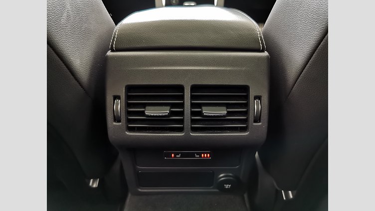 2018 認定中古車 Jaguar XE Fuji White 3.0L　スーパーチャージド S