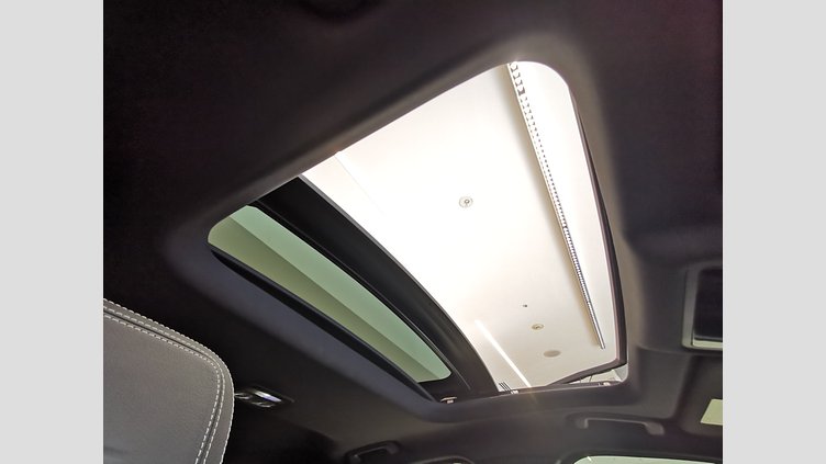 2018 認定中古車 Jaguar XE Fuji White 3.0L　スーパーチャージド S