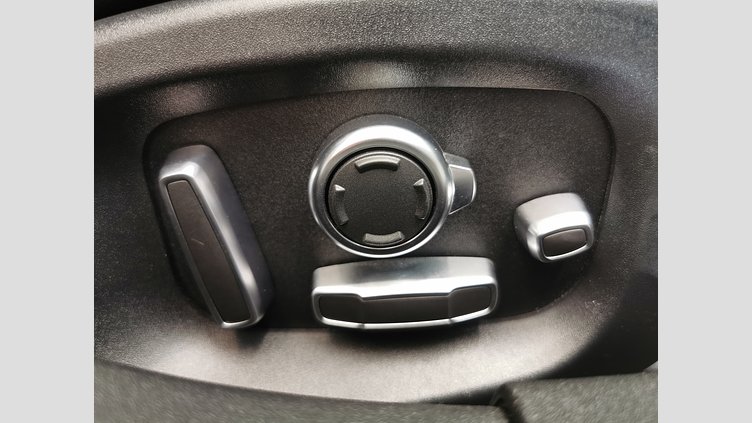 2018 認定中古車 Jaguar XE Fuji White 3.0L　スーパーチャージド S