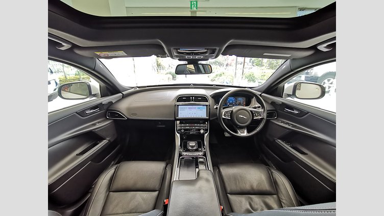 2018 認定中古車 Jaguar XE Fuji White 3.0L　スーパーチャージド S