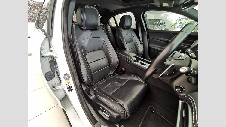 2018 認定中古車 Jaguar XE Fuji White 3.0L　スーパーチャージド S