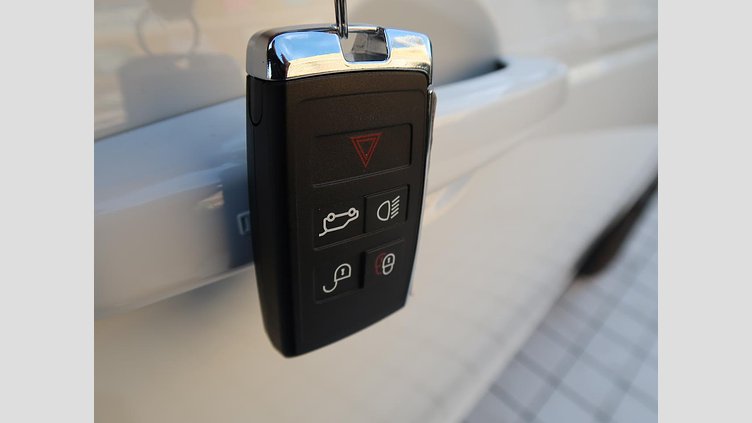 2024 認定中古車 Land Rover Discovery Sport Fuji White PHEV(ガソリン) ダイナミック ＨＳＥ Ｐ３００ｅ