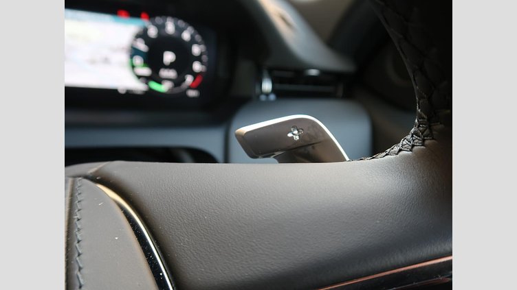 2024 認定中古車 Land Rover Discovery Sport Fuji White PHEV(ガソリン) ダイナミック ＨＳＥ Ｐ３００ｅ