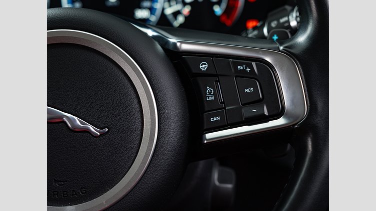 2017 認定中古車 Jaguar F-Pace Yulong White 3.0PET Rスポーツ　35ｔ