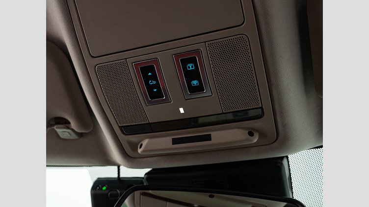 2017 認定中古車 Jaguar F-Pace Yulong White 3.0PET Rスポーツ　35ｔ