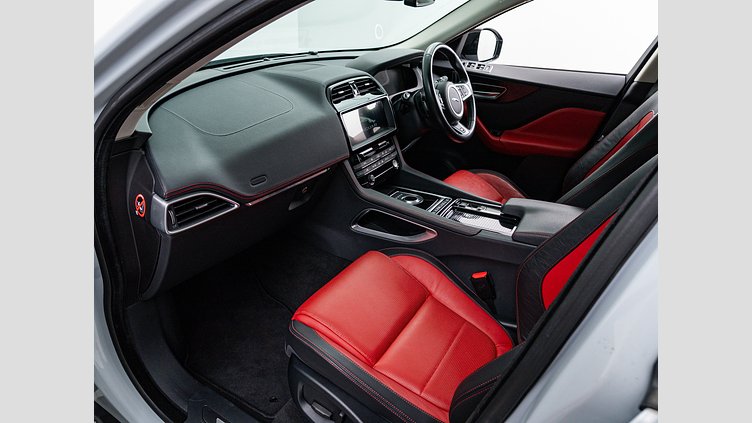 2017 認定中古車 Jaguar F-Pace Yulong White 3.0PET Rスポーツ　35ｔ