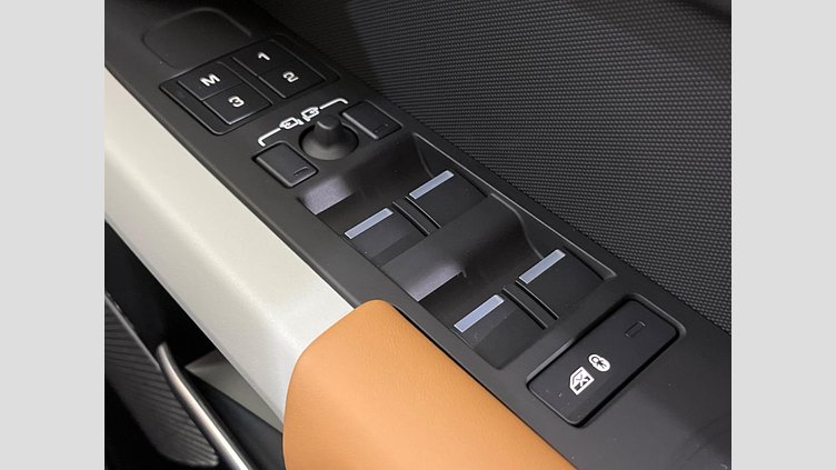 2023 認定中古車 Land Rover Defender 130 フジホワイト D300 AWD AUTOMATIC MHEV X-DYNAMIC HSE