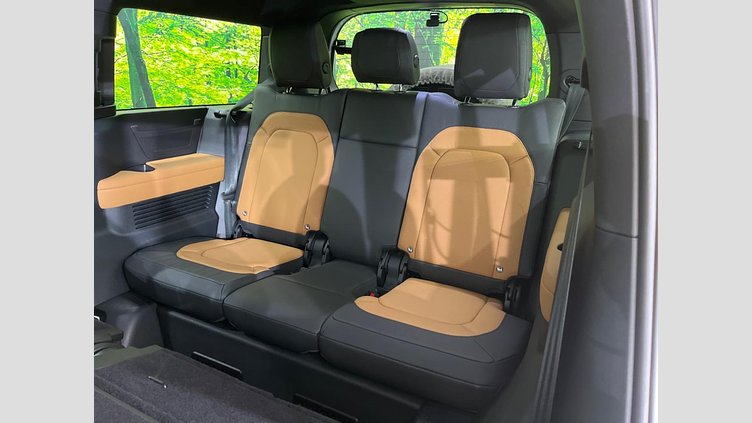 2023 認定中古車 Land Rover Defender 130 フジホワイト D300 AWD AUTOMATIC MHEV X-DYNAMIC HSE