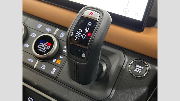 2023 認定中古車 Land Rover Defender 130 フジホワイト D300 AWD AUTOMATIC MHEV X-DYNAMIC HSE