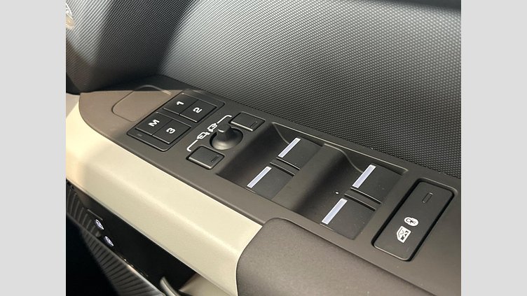 2024 認定中古車 Land Rover Defender 130 サントリーニブラック D300 AWD（AT） SE