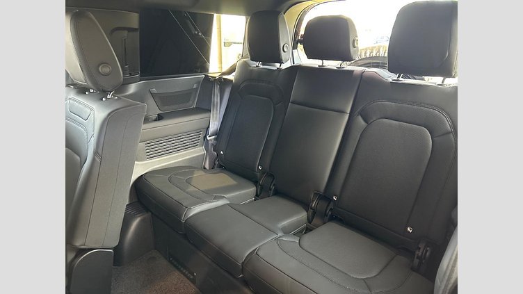 2024 認定中古車 Land Rover Defender 130 サントリーニブラック D300 AWD（AT） SE