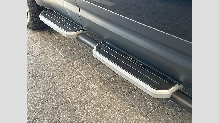 2023 認定中古車 Land Rover Defender 110 サントリーニブラック D300 AWD（AT） S