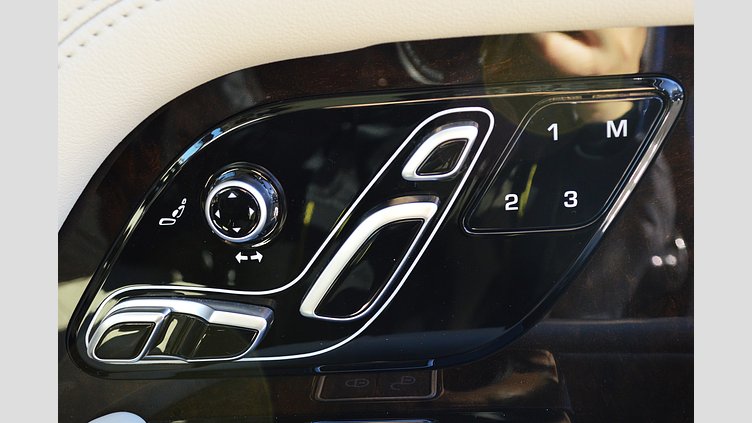 2019 認定中古車 Land Rover Range Rover ポルトフィーノブルー 3.0リッターTDV6ディーゼル（258 PS） スタンダードホイールベース VOGUE