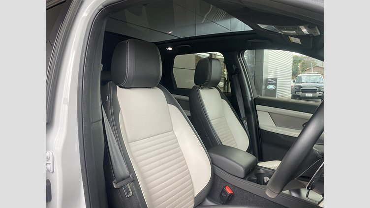 2024 認定中古車 Land Rover Discovery Sport フジホワイト プラグインハイブリッド（ガソリン） 標準ホイール Dynamic HSE